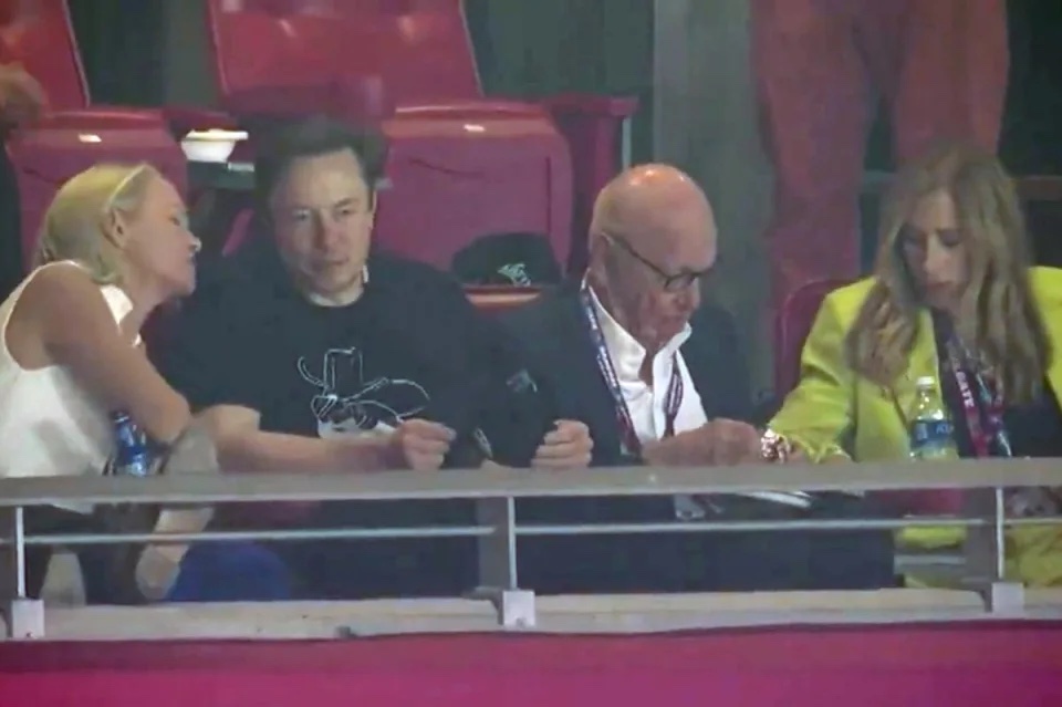  Elon Musk tweets while sitting next to Rupert Murdoch at the 2023 Super Bowl.