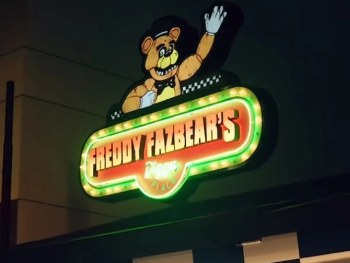 FNAF / FIVE NIGHTS AT FREDDY'S FazBear Sign